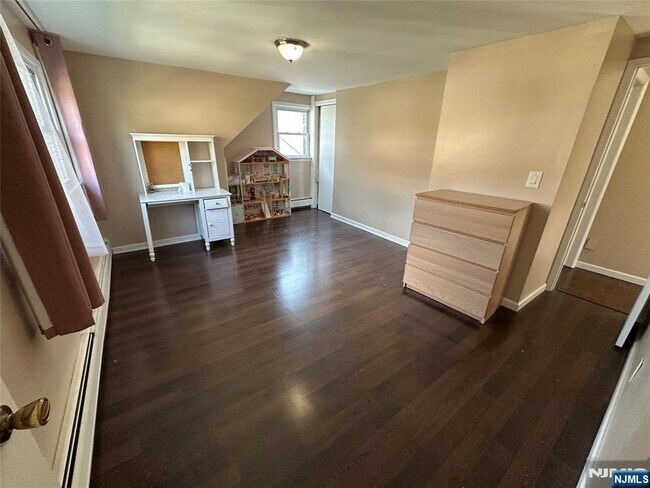Building Photo - 777 Oakwood Ln