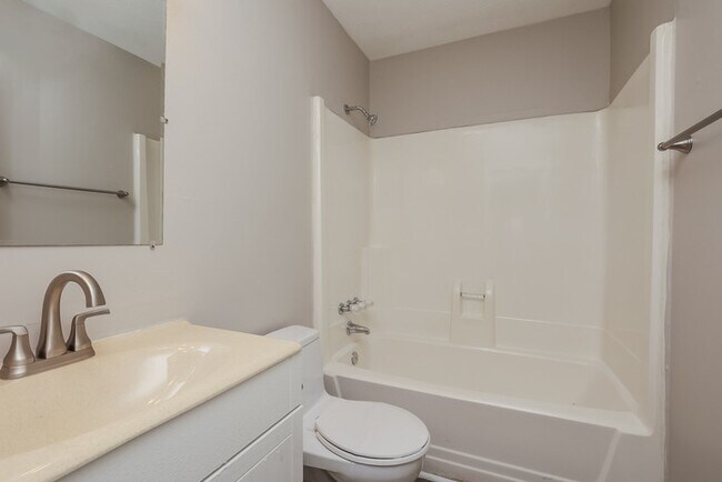 Building Photo - 3-Bedroom Home with Deck in La Vergne