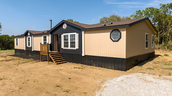 Building Photo - Spacious Mobile Home