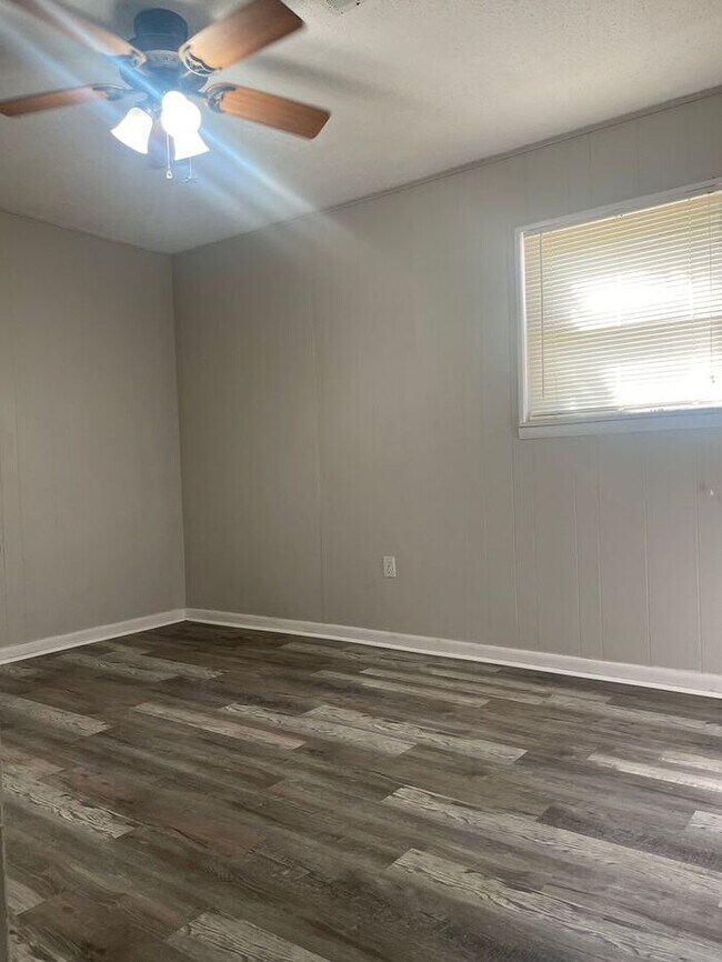 Building Photo - 2103 Tyler St