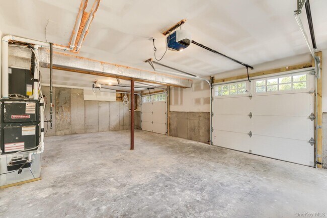 Building Photo - 2 Hallock Ct