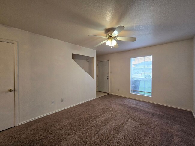Building Photo - RENT SPECIAL - AVAILABLE NOW!