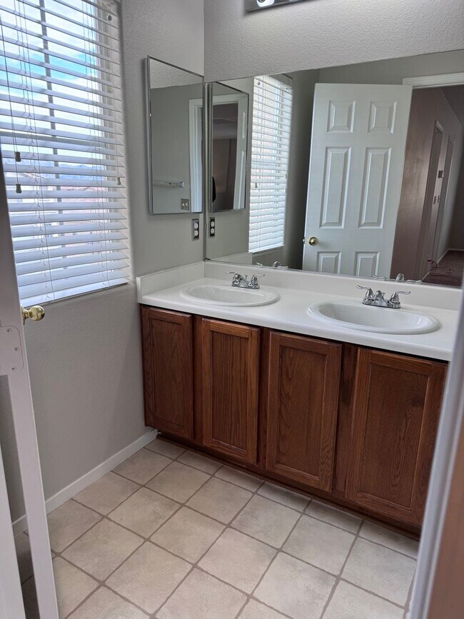 Building Photo - 3Bed/2.5Bath/2Car Residence located in North Las Vegas gated community!