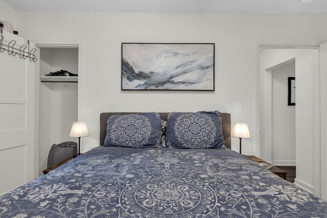 Building Photo - 306-306 Glenwood Cir