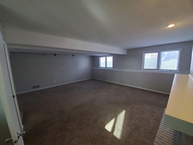 Building Photo - Pet friendly split-level 3 bedroom, 1 bathroom bi-attached home!