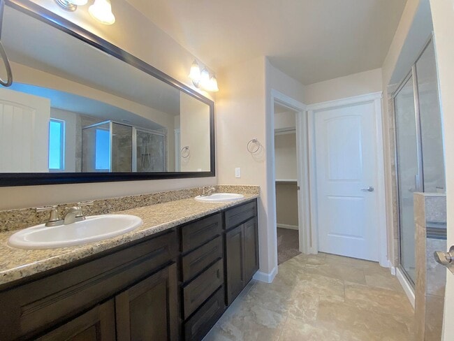 Building Photo - Gorgeous 4bed/3.5bath with 2 Master Bedrooms!