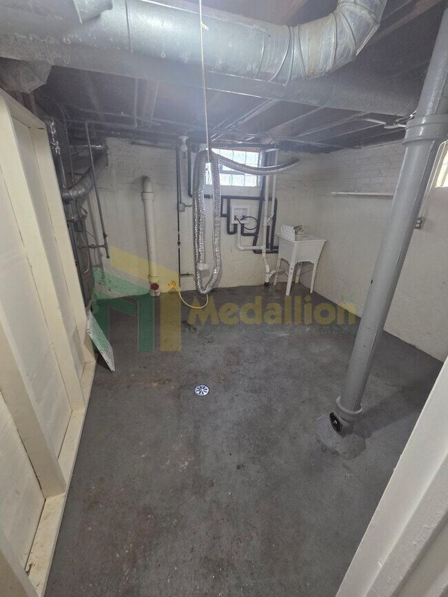 Building Photo - Charming 4BR Home with Spacious Layout, Modern Upgrades & Prime Location!