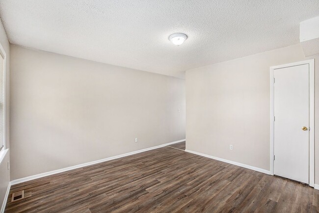 Building Photo - *MOVE IN SPECIAL* $250 Off First Full Month's Rent OR Free 55in TV! Beautiful 2BR/1BA Duplex in I...