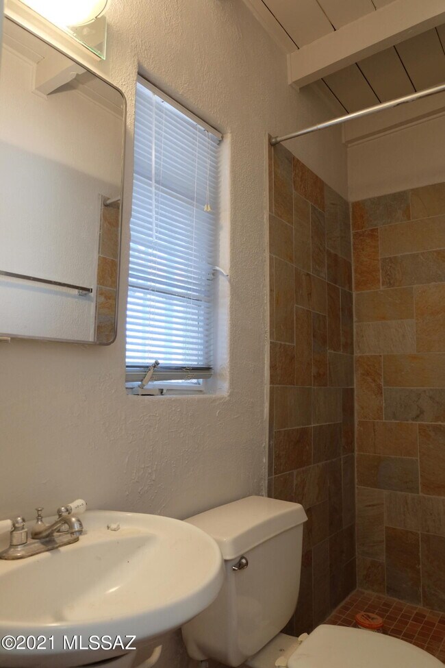 Building Photo - 3941 E Louis Ln