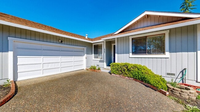 Building Photo - Well Maintain West Side Single Story 3 bedroom 2 bathroom home with 2 car garage