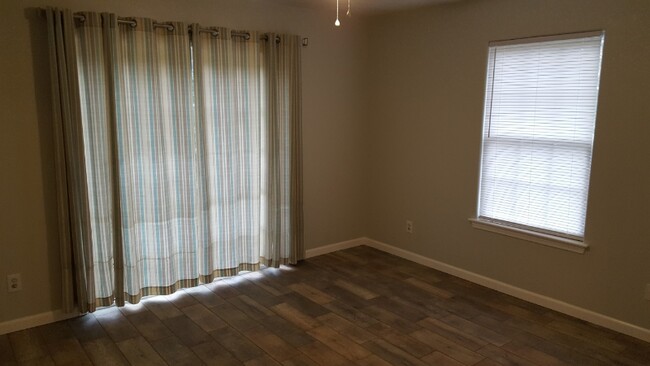 Building Photo - 1186 Emily Dr