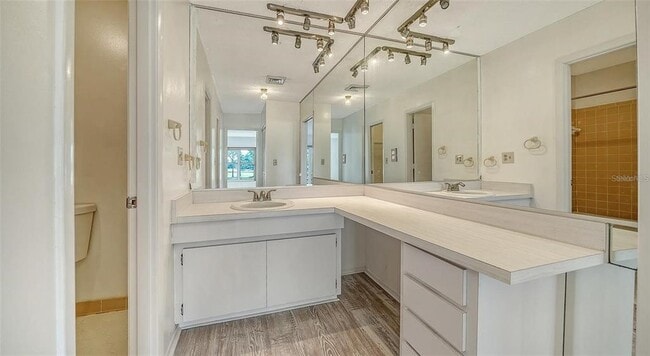 Building Photo - 7880 Palm Aire Ln