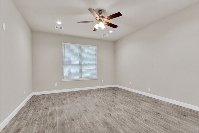 Building Photo - 11101 Park Dr