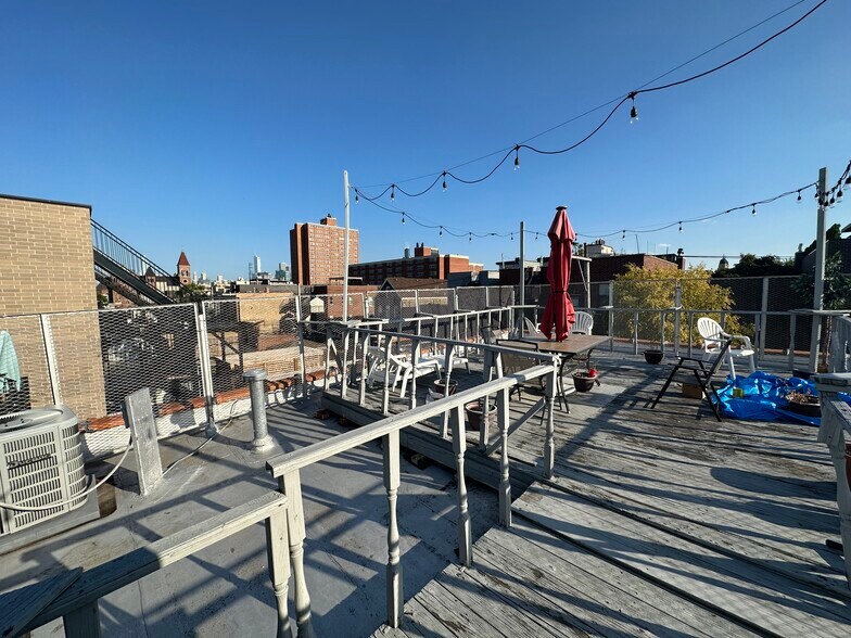 Building Photo - 1521 W Walton St