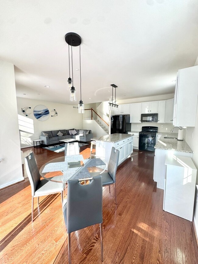 Building Photo - THREE BEDROOM TOWNHOME- PARKLAND SCHOOLS!