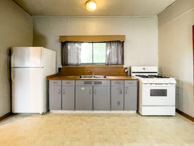 Building Photo - 1810 E 6th St