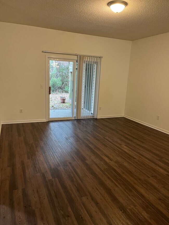 Building Photo - Spacious condo in excellent location