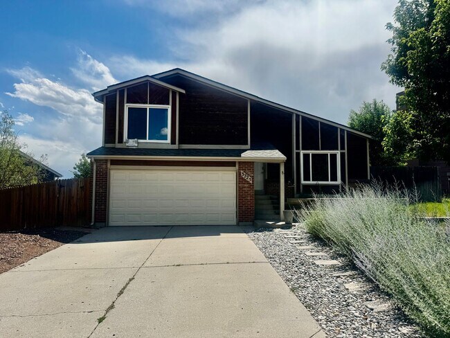 Building Photo - 3 Bedroom Tri-level in Briargate