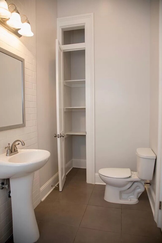 Building Photo - SUPER CUTE 2 Bedroom in Mid- City