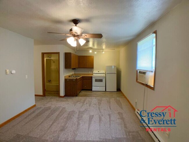 Building Photo - Upstairs 1 Bedroom Close to Downtown