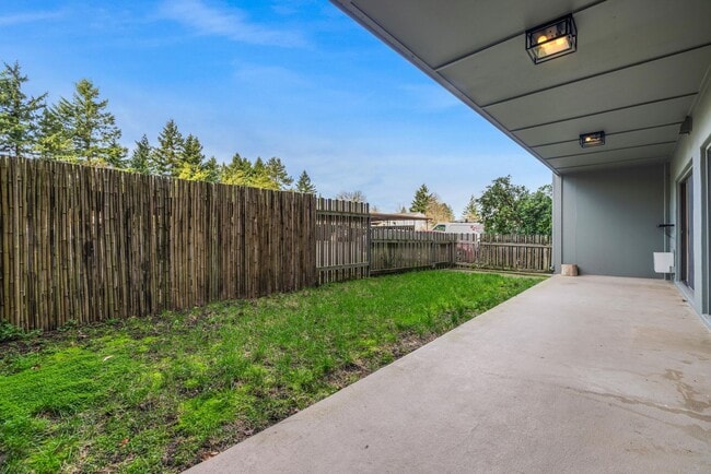 Building Photo - Sweet & Cozy 2 Bed 1 Bath condo available now! Lake Oswego - 1 Month Free