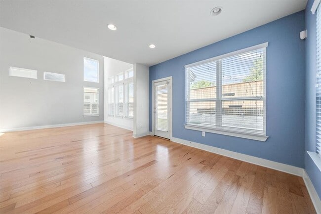 Building Photo - 1406 Casa Dr