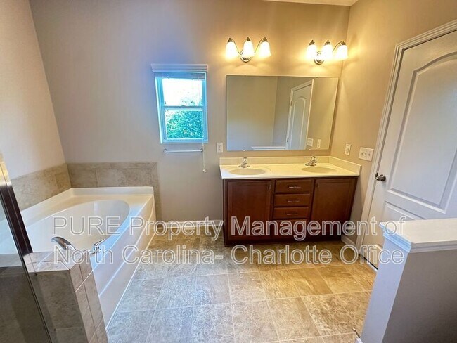 Building Photo - 3520 Larkhaven Ave SW