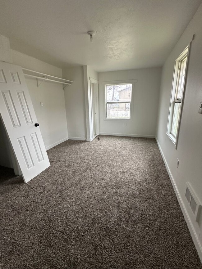 Building Photo - 805 S 5th Ave