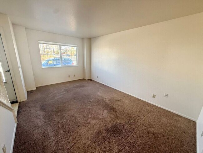 Building Photo - 2 Bed 1.5 Bath Townhouse End Unit in North Central Loveland
