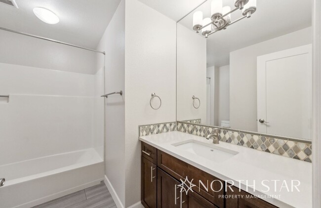 Building Photo - One Level Living in Lake Oswego