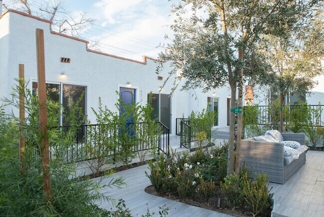 Building Photo - Bungalows on York