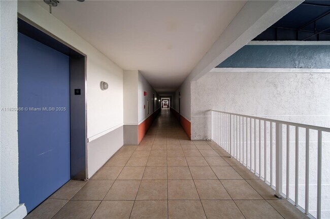 Building Photo - 1720 NW N River Dr