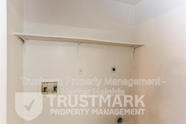 Building Photo - 411 A Brittney Way