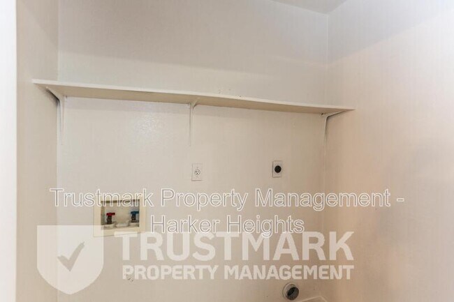 Building Photo - 411 Brittney Way