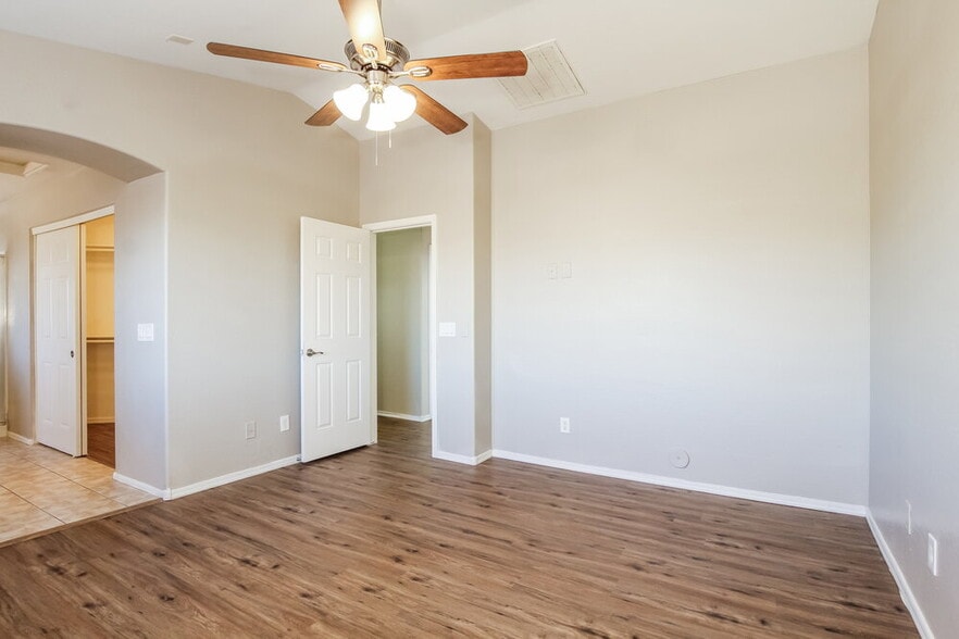 Building Photo - 6216 S 52nd Dr