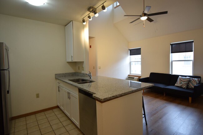 Building Photo - 3 Bedroom, 1 Bathroom