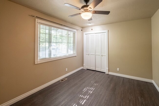 Building Photo - Large corner lot home in desirable Woodland Heights.