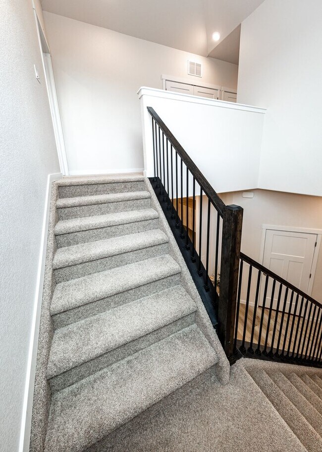 Building Photo - 3 Bedroom End Unit Luxury Townhome in Moun...