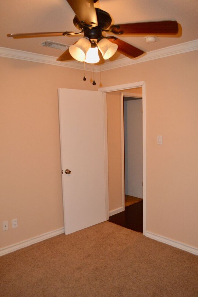 Building Photo - Beautiful 3 bed 2 bath home in a quiet nei...