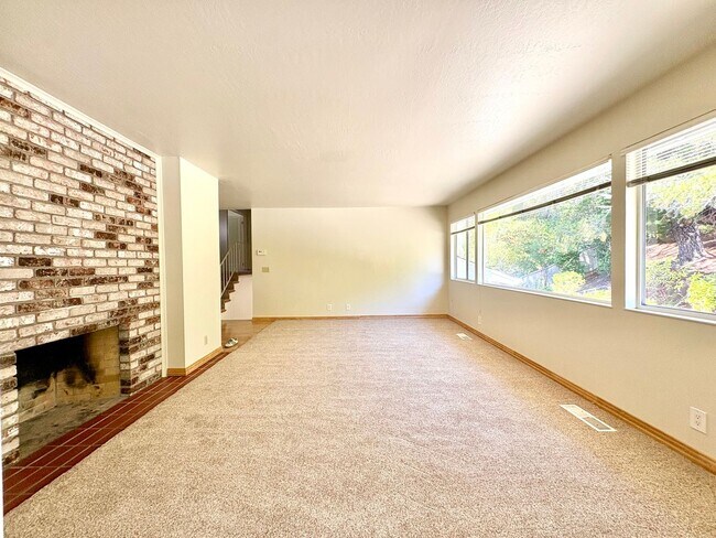Building Photo - 1732 Las Gallinas Ave