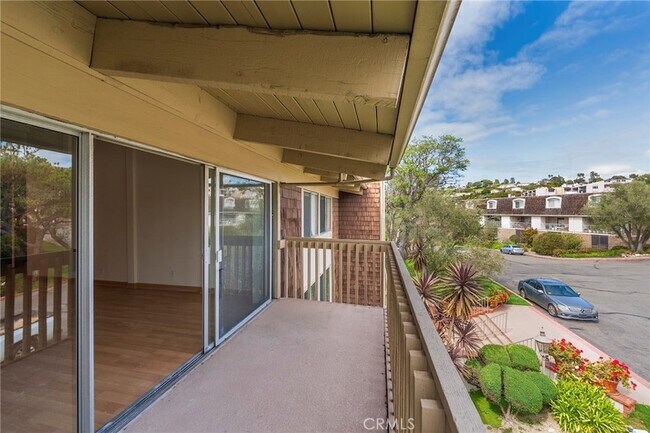 Building Photo - 6542 Ocean Crest Dr