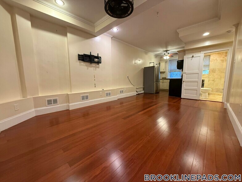 Building Photo - 1253 Beacon St