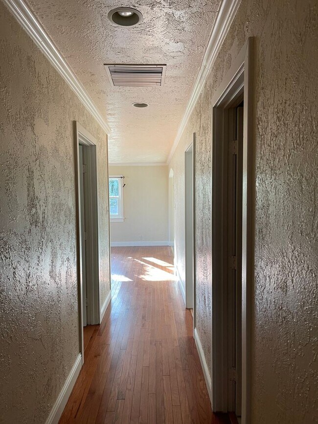 Building Photo - CHARMING 4 BED 2 BATH HOUSE NEAR DOWNTOWN