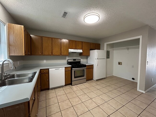 Building Photo - Minutes from Downtown Rogers – 2 Bed Apart...