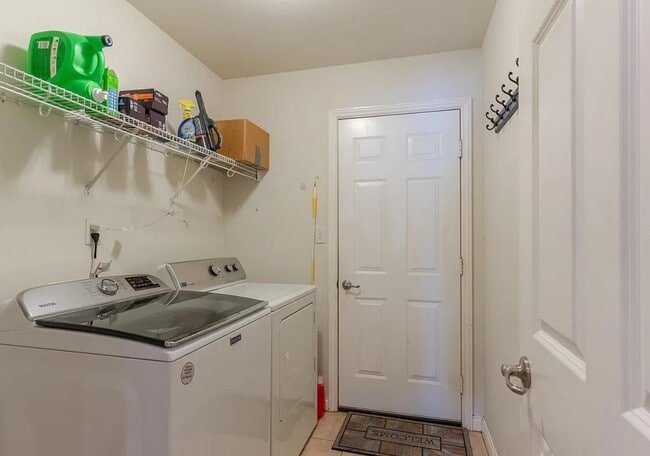 Building Photo - 9142 Hartwell Dr