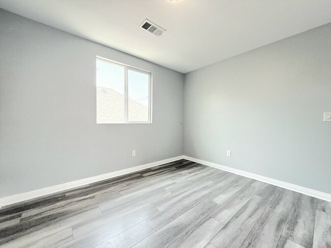 Building Photo - 320 E 55th St