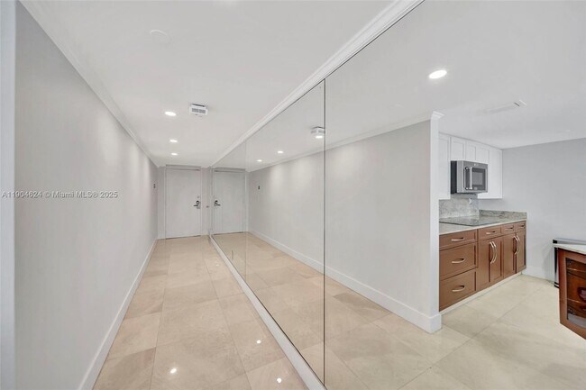 Building Photo - 1717 N Bayshore Dr