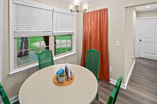 Building Photo - 305 Oleander Ln