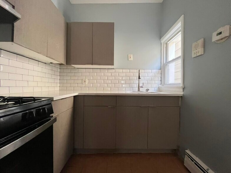 Building Photo - 1049 Broadway