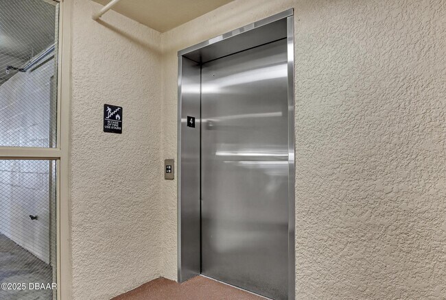 Building Photo - 4670 Links Village Dr